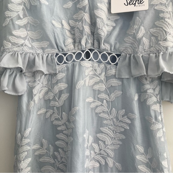 Selfie Leslie CASPAR LEAFY EMBROIDERED DRESS BABY BLUE Size Medium - Picture 5 of 9